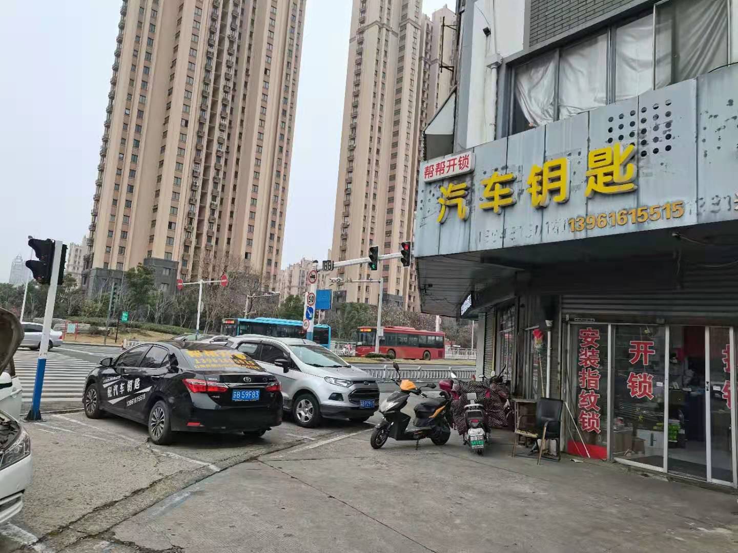 江陰開汽車鎖公司電話號碼是多少？-- 江陰市城區(qū)幫幫開鎖店