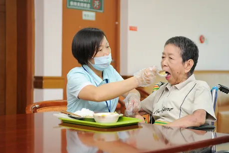 麻城養(yǎng)老院哪家好如何做到失能老人的進(jìn)食護(hù)理-- 麻城紅墻家政養(yǎng)老公寓