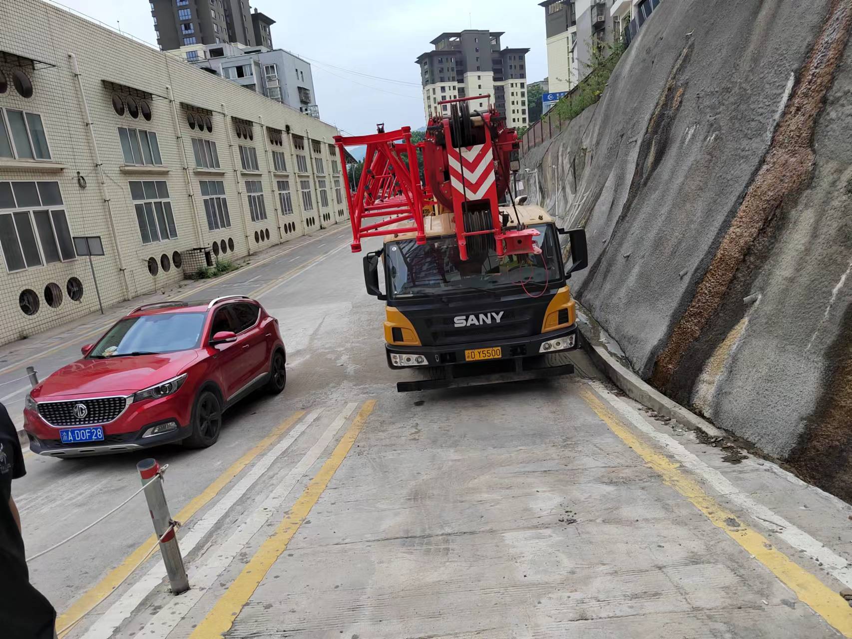 在奉節(jié)租吊車的這個過程中應(yīng)該注意什么-- 重慶海紅吊裝有限公司