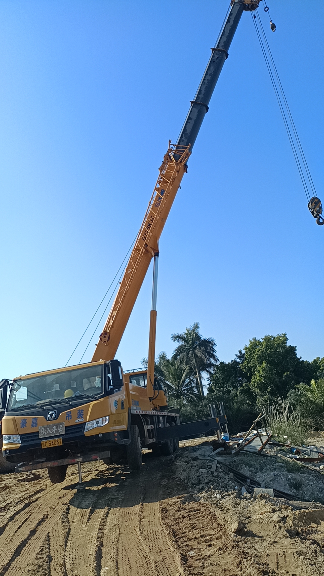 澄邁吊車租賃說明小型吊車的功能特點-- 海南豪嘉吊裝租賃有限公司