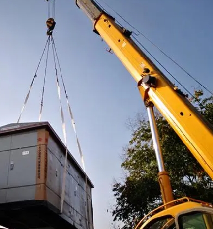 在霸州吊車出租的過程中必須嚴(yán)格遵守起重設(shè)備輪胎和氣缸標(biāo)準(zhǔn)-- 霸州市祥泰吊車租賃有限公司