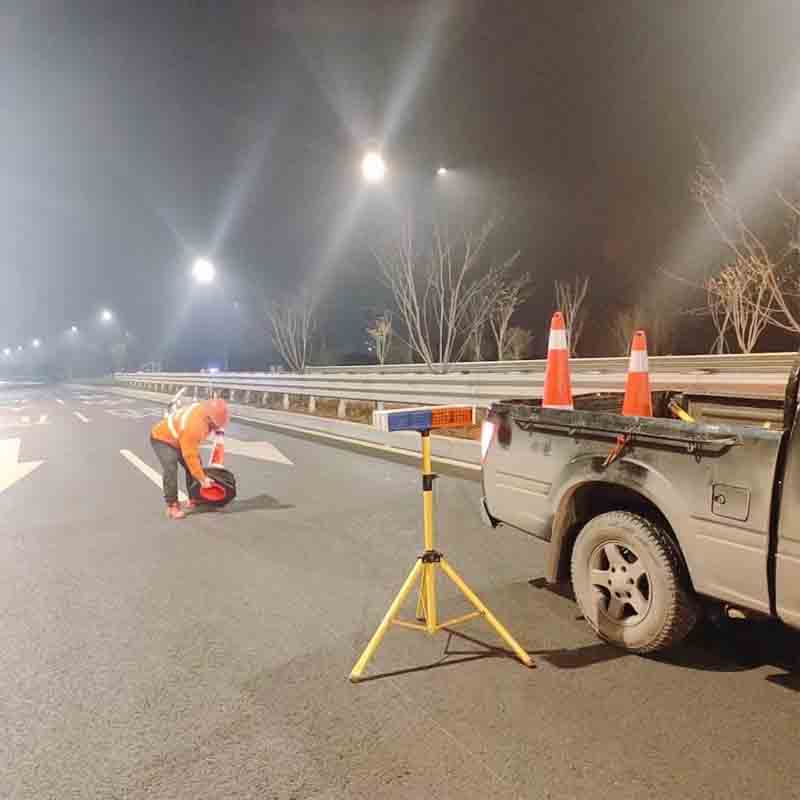 施工太陽(yáng)能警示燈