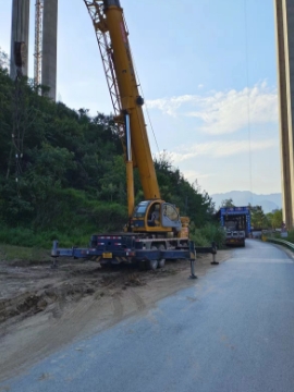 云陽鵬幅吊裝提供多種噸位的吊車，可以滿足不同工程項(xiàng)目的需求-- 重慶鵬幅機(jī)械設(shè)備租賃有限公司