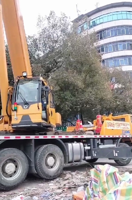 竹溪吊車租賃公司談防止吊車漏油的方法-- 竹溪縣萬兵租賃服務經(jīng)營部 