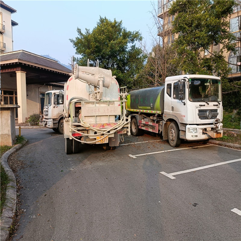 重慶灑水車發(fā)動機艙的清潔及養(yǎng)護，讓車輛更健康、更高效！-- 重慶誠信灑水車租賃公司  