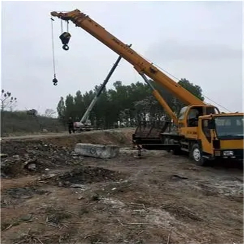 新泰吊車使用時需要注意人員的安全-- 新泰市順誠吊車出租公司