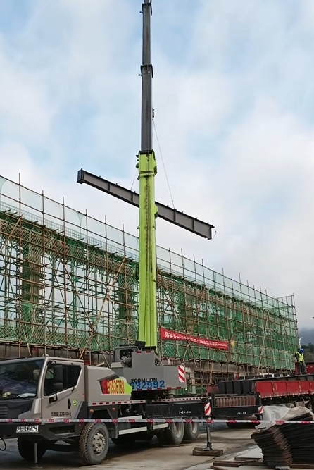 吊車可以輕松吊起不規(guī)則形狀的重物嗎？-- 旬陽市宏安工程機(jī)械租賃有限公司