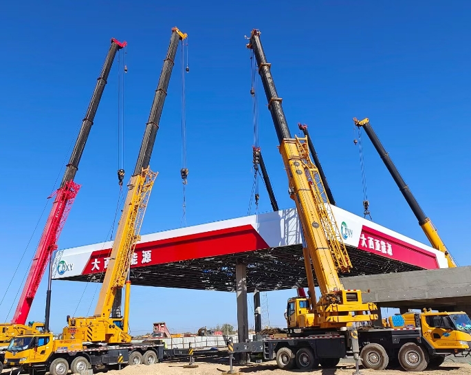 大型加油站的搭建為何同時(shí)需要多臺(tái)吊車配合吊裝才行？-- 新疆大業(yè)工程設(shè)備服務(wù)有限公司