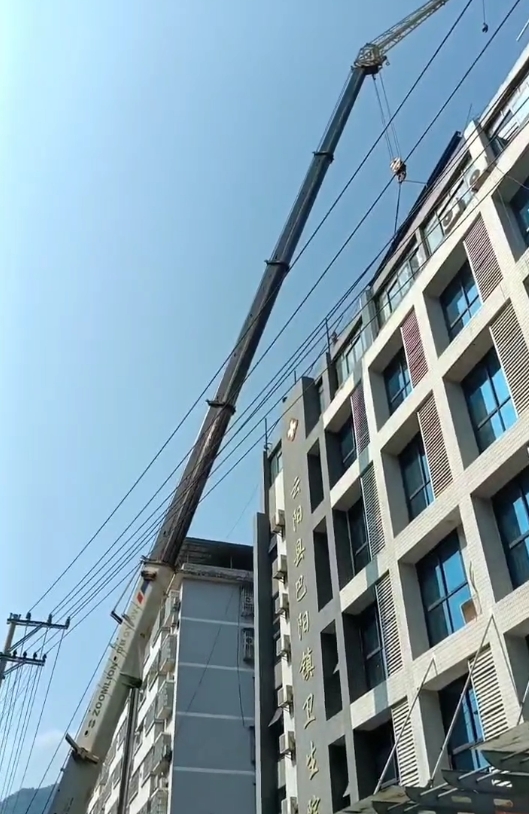 搭建舞臺設施需要租用吊車來協(xié)助搭建工作嗎？-- 梧州市大力吊裝服務中心