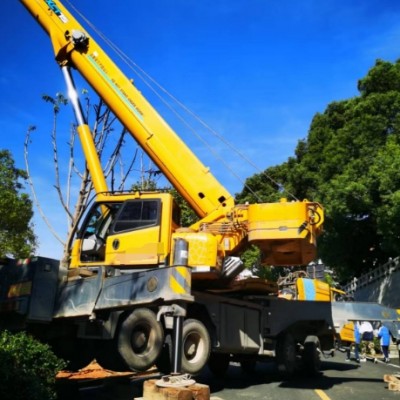 如果吊車在作業(yè)過(guò)程中因司機(jī)操作失誤