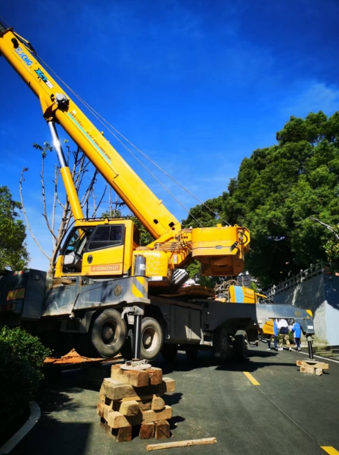 醴陵專業(yè)吊車出租，定制化服務(wù)方案滿足多元需求。-- 醴陵市本地吊裝服務(wù)有限公司 