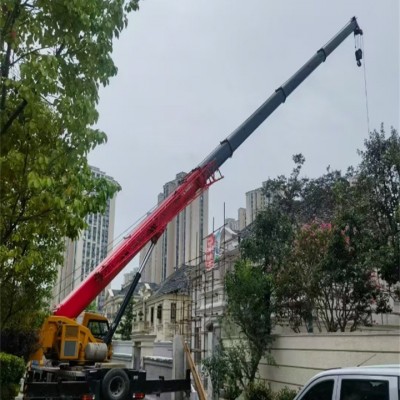 舞鋼市不同區(qū)域施工，咱的吊車隨車吊